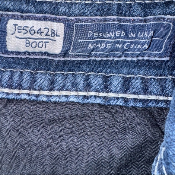 Miss Me Women’s Jeans SZ 28 Boot Fading Dark Wash Distressed Rhinestones Waist - Picture 6 of 7